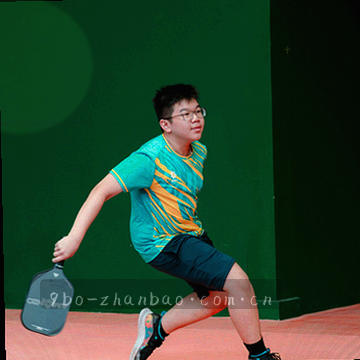 线条盾形与数据方块组成的隐私保护示意图